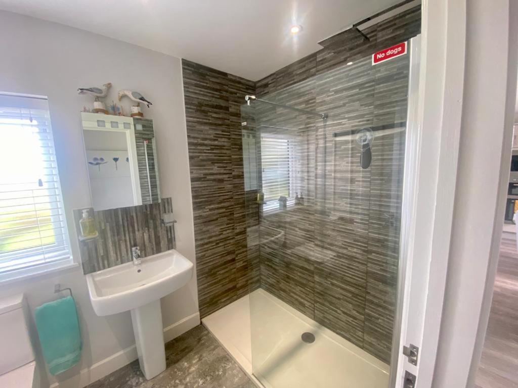 2 Bedroom Cottage Sleeps 4 With Hot-Tub, & Shared Pool Use Sennen Exterior photo