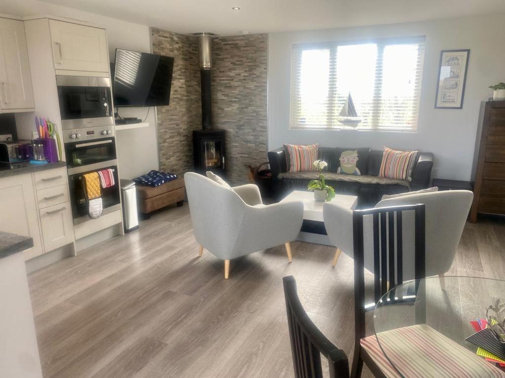 2 Bedroom Cottage Sleeps 4 With Hot-Tub, & Shared Pool Use Sennen Exterior photo
