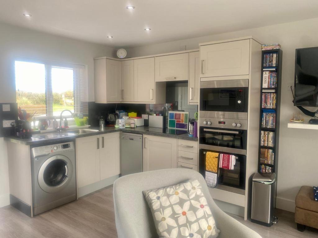 2 Bedroom Cottage Sleeps 4 With Hot-Tub, & Shared Pool Use Sennen Exterior photo