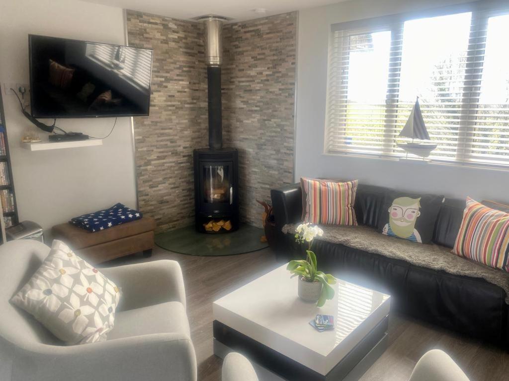 2 Bedroom Cottage Sleeps 4 With Hot-Tub, & Shared Pool Use Sennen Exterior photo
