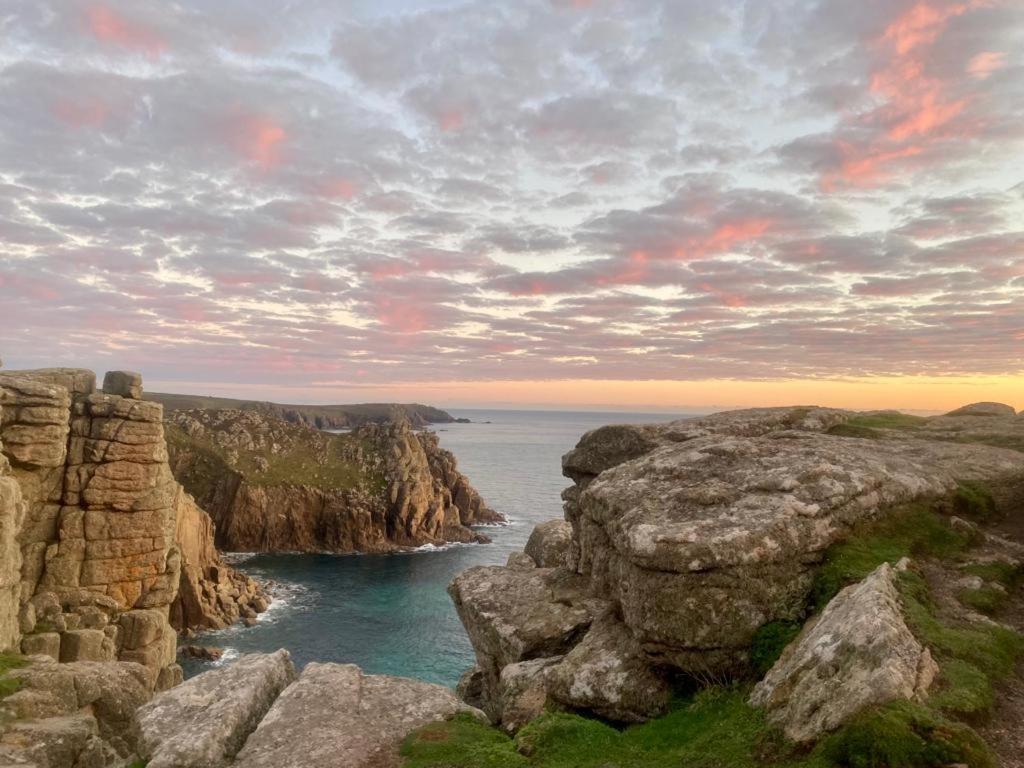 2 Bedroom Cottage Sleeps 4 With Hot-Tub, & Shared Pool Use Sennen Exterior photo