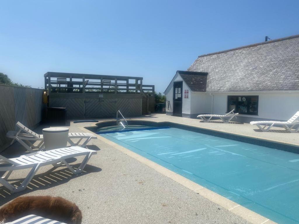 2 Bedroom Cottage Sleeps 4 With Hot-Tub, & Shared Pool Use Sennen Exterior photo